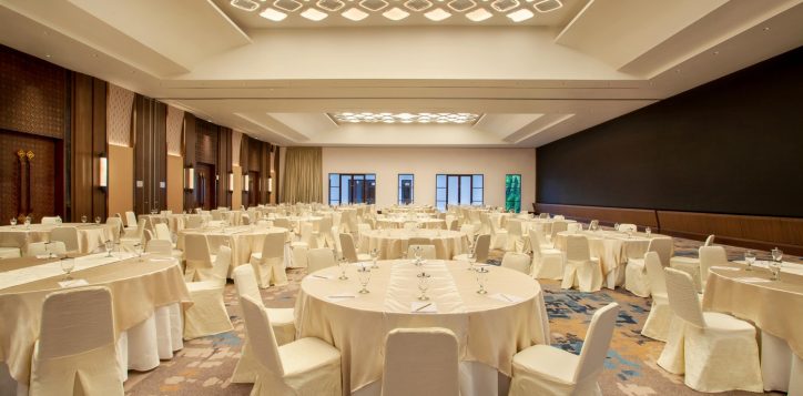 8-ballroom-round-table-angle-2-novotel-bogor-229692-min-2